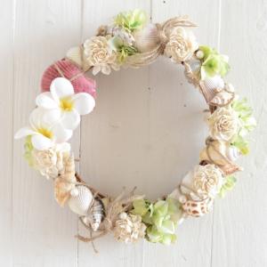 リース 完成品 ハワイアンリース 玄関 造花 新築祝い 玄関リース プルメリア 光触媒 人気 春 夏 貝殻 海 海外 ハワイ 　