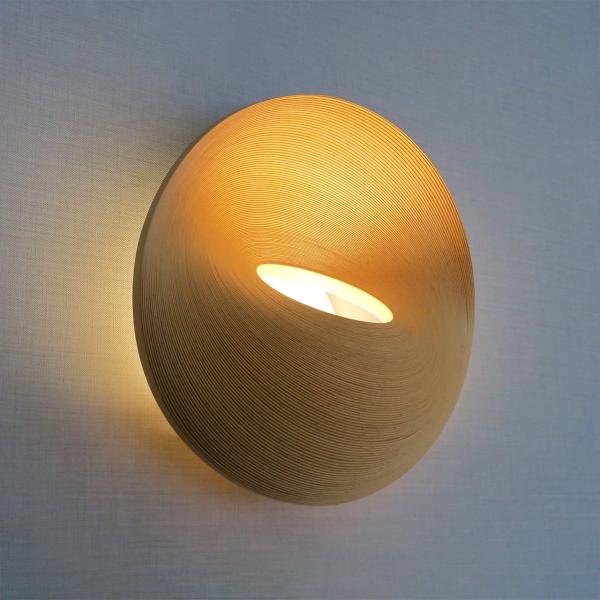 bracket/ブラケット あかりを灯すとその独特なフォルムと曲線が神秘的な雰囲気を醸し出してくれる...