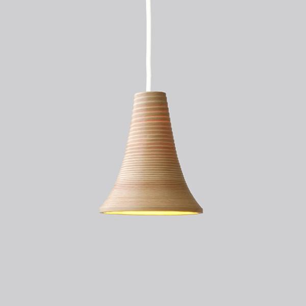 Pendant lamp 巻きが美しいシェードから部分的に漏れる光はほんのり紅く、ブナの温もりを感じ...
