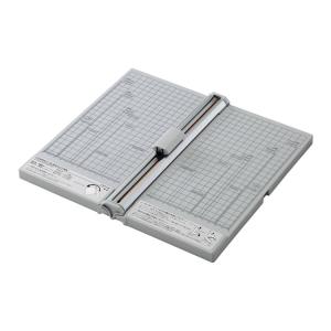 ペーパーカッター　B4まで、40枚可　Carl日本製、替え刃、替えマット付　美品　 Amazon | カール事務器 裁断機 ペーパーカッター B4対応 40枚裁断 DC