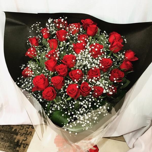 お祝い バレンタイン 卒業祝い 母の日 バラ 赤バラ 30本 カスミ草の花束【フラワーギフト】