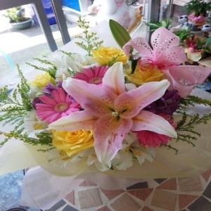 ユリ、ガーベラなどのミックスした、スタッフお任せのフラワーアレンジを贈り物に