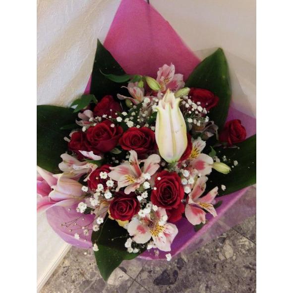 赤いバラメインとピンクのゆり、アルストロメリアの豪華な花束にメッセージを添えて贈り物に！