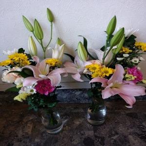 ゆり・輪菊・小菊・カーネーション入り、お悔やみの花束1対（２束）です。