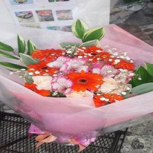 オレンジ色のガーベラをメインに！可愛らしいオレンジとピンク花束を贈り物に