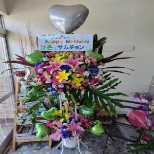 ピンクのゆりと季節のお花でハートのバルーン付きスタンド生花2段に！