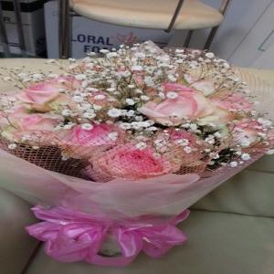 ２０本の薄ピンクのバラとたくさんのかすみ草いっぱいの花束を贈り物におすすめです！！