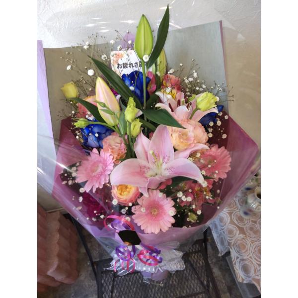 ボリュームあるピンクのユリ、可愛いらしいガーベラにブルーローズの花束。