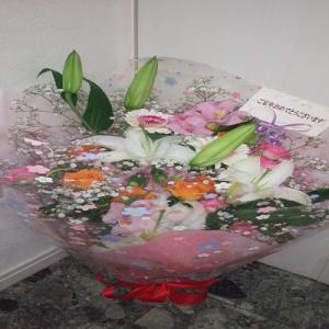 女性に喜ばれる白いカスミソウとカサブランカの可愛らしい花束を贈り物に！