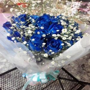 １本￥720円！【10本以上〜のご注文です】☆青いバラ（ブルーローズ）とカスミソウとラメちりばめてキ...