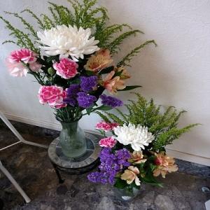 白輪菊に、カーネーション・アルストロメリア・スターチス・季節の葉物の花束です。