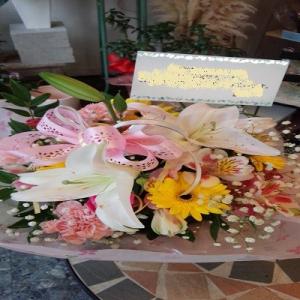 Happy色（*^_^*）季節のお花とユリを使った＊アレンジバスケット☆スタッフおまかせ￥5200円...