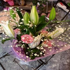 ボリュームのあるカサブランカと可愛らしいピンクのバラとカスミソウがいっぱいの花束にメッセージを添えて...