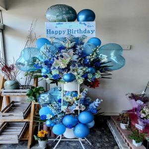 ブルー・水色系で纏めた可愛らしいバルーンスタンド生花2段