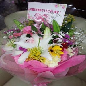 白色の存在感のあるカサブランカと季節のお花を取り入れた！可愛らしい花束です。