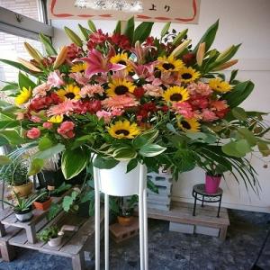 季節の旬な花がたくさんのフラワースタンド！花色・花種スタッフおまかせ生花スタンド１段をお届けします☆