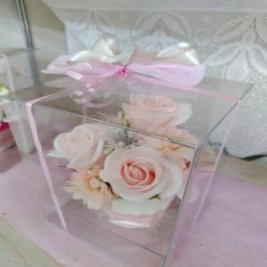 薄いピンク色の可愛らしいバラのソープフラワーをご自宅用や贈り物に