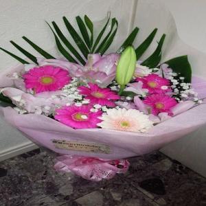 可愛いピンク色のお花の花束を大切方への贈り物に！