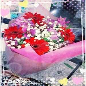 赤いガーベラとカスミ草いっぱいの花束を贈り物に！