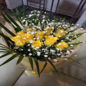 10本の黄色いバラにたくさんのカスミソウの花束を贈り物に！