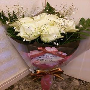 １０本の白いバラとかすみそうの花束にメッセージを添えて！！
