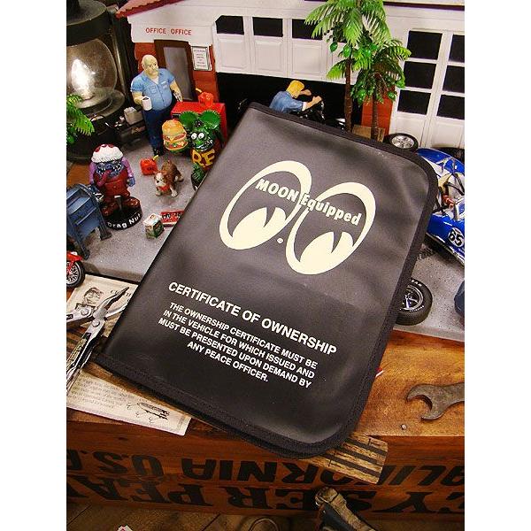 ムーンアイズ　車検証入れ　（ブラック/ホワイト）　アメリカ雑貨　カー用品　インテリア　雑貨　グッズ　...