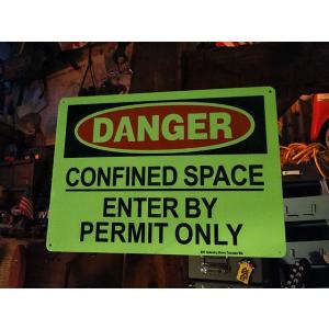 アメリカの蓄光警告サイン　（危険　閉鎖スペースにつき関係者以外立ち入り禁止）　■　アメリカン雑貨　ア...