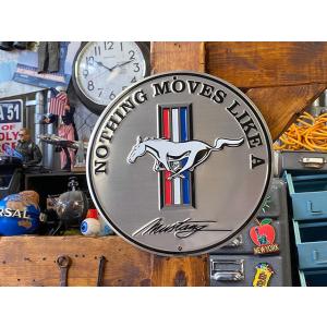 フォード　マスタングロゴ　ラウンド型ブリキ看板　（NOTHING MOVES LIKE A）　■　ア...