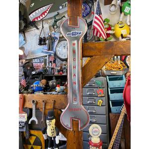 シボレー　巨大スパナレンチ型ブリキ看板　（メカニック整備中）　■　アメリカン雑貨　アメリカ雑貨