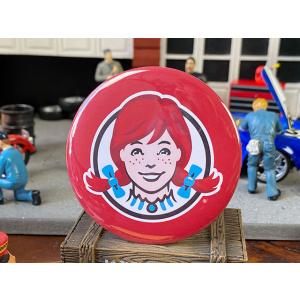 ウェンディーズ　オフィシャル缶バッジ　Lサイズ　（フェイス）　■　アメリカン雑貨　アメリカ雑貨