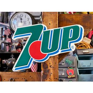 7UP　セブンアップ　エンボスティンサイン　（ダイカットロゴ）　■ アメリカン雑貨 アメリカ雑貨