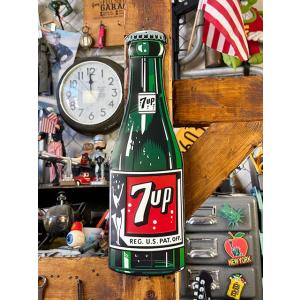 7UP　セブンアップ　エンボスティンサイン　（1960年代ボトル）　■　アメリカン雑貨　アメリカ雑貨
