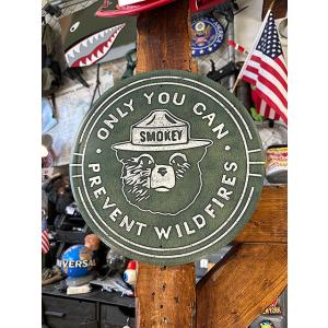 スモーキーベアー　ラウンド型ブリキ看板　（フォレストグリーン）　■　アメリカン雑貨　アメリカ雑貨