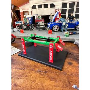 テキサコ　4ポストリフト　1/64スケール　リミテッドエディション　※ミニカーは付属しません ■ ア...