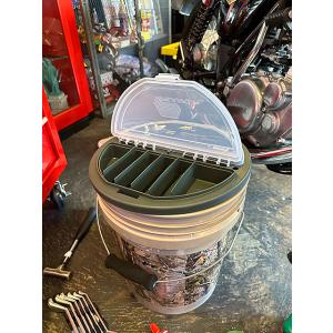 USバケツに装着して使うパーツケース　プラノ　バケットリッドストレージ　MADE IN U.S.A....