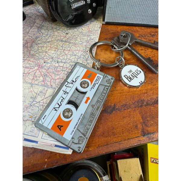 ビートルズ　カセットテープ＆ロゴ　メタルキーホルダー ■ アメリカン雑貨 アメリカ雑貨