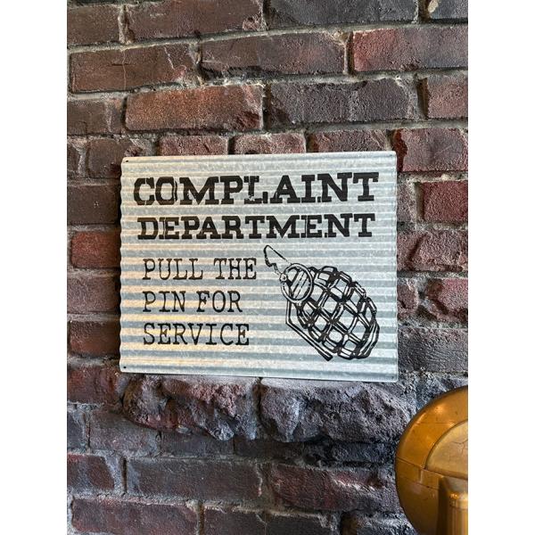 「苦情受け付けセンター　番号札を取ってお待ち下さい」　ジョーク看板　波板サイン　ブリキ看板　手榴弾