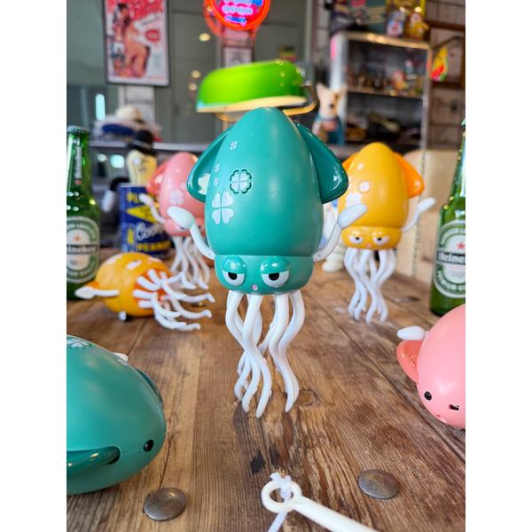 不思議な動きがクセになる　ゆらゆらイカちゃん　（ブルー）　ペットの遊び相手にも！ ■ アメリカ雑貨 ...