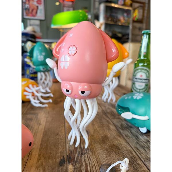 不思議な動きがクセになる　ゆらゆらイカちゃん　（ピンク）　ペットの遊び相手にも！ ■ アメリカ雑貨 ...