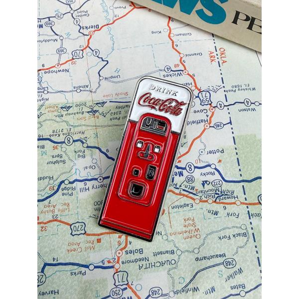 コカ・コーラ　ピンバッジ　（ベンディングマシン）　ピンズ ■ アメリカ雑貨 アメリカン雑貨