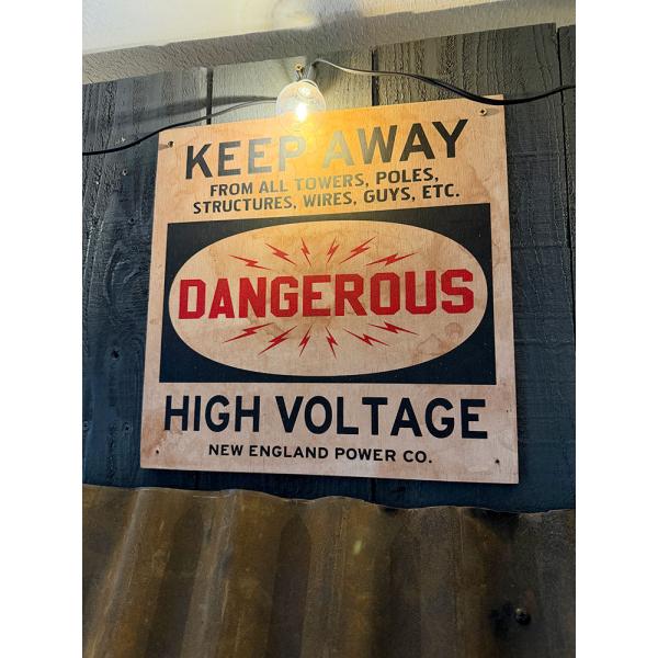 工場＆軍基地＆廃墟の演出に！　デンジャー系ウッドサインシリーズ　（近づくな危険！高圧電流）　木製看板