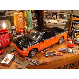 3月発売予定】 IXO MODELS 1/43 マック Rシリーズ 1966 ブラック リア