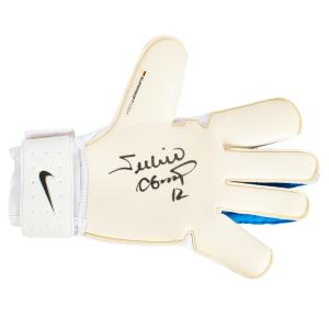 ジュリオ・セザル 直筆サイン入りNIKEゴールキーパーグローブ （Julio Cesar Signed Blue Nike Vapor 3 Grip Goalkeeper Glove）｜cardfanatic