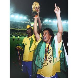 ロナウジーニョ 直筆サインフォト ブラジル代表 2002 FIFA ワールドカップ ウィナー (Ronaldinho Signed Brazil Photo: 2002 FIFA World Cup Winner)｜cardfanatic