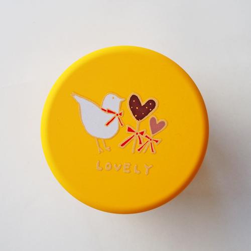 かわいい缶 プチ缶 飴入れ マスタード 黄 Lovely φ6.4cm×h4.5cm オリジナル柄 ...