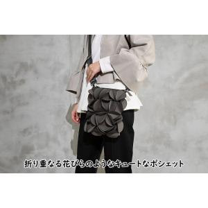 折り重なる花びらのよう・柔らか素材 ネオプレン 3D サークル ポシェット384C #バッグ #レデ...