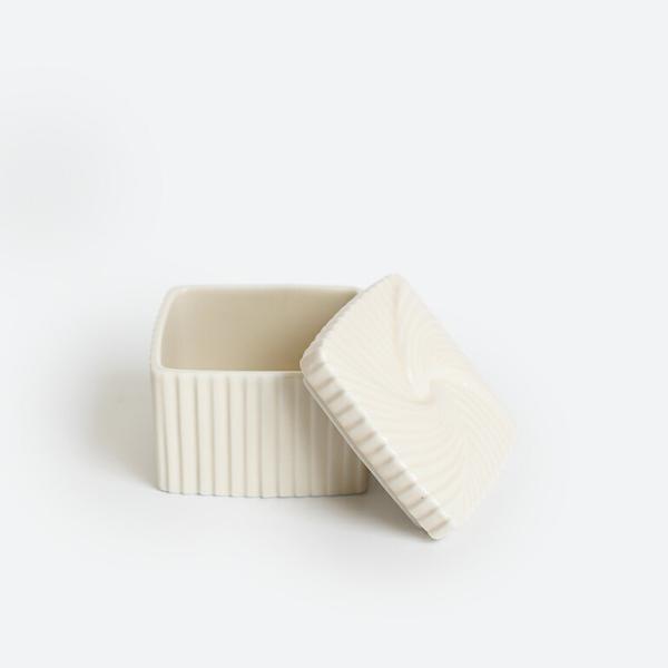 アクセサリーケース 小物入れ ヴィンテージ 白磁 磁器 蓋付き ホワイト シンプル おしゃれ HIN...