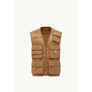 2025/26秋冬 MONCLER モンクレール メンズYTISE PADDED VEST WITH VERTICAL QUILTINGダウンベスト【Beige Cammello 】【送料無料】【正規品】