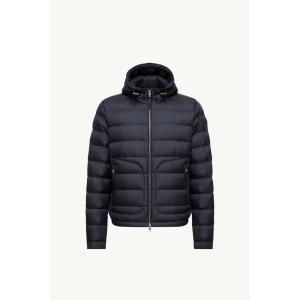 2026春夏 MONCLER モンクレール メンズSESTRIERE HOODED SHORT DOWN JACKETダウンジャケット【Navy Blue 】【送料無料】【正規品】