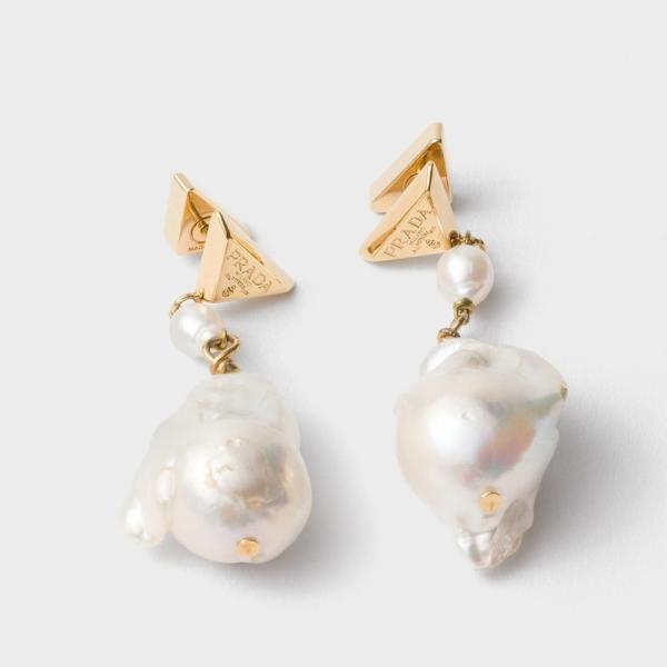プラダ PRADA 2026秋冬 レディース パール付メタルピアス【ゴールド／パール 】【送料無料】...
